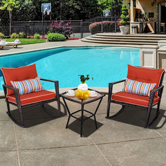 Ensemble de Jardin avec 2 Fauteuils Bascule et 1 Table Basse en Verre Tremp Tous Coussins Inclus en Rotin PE -